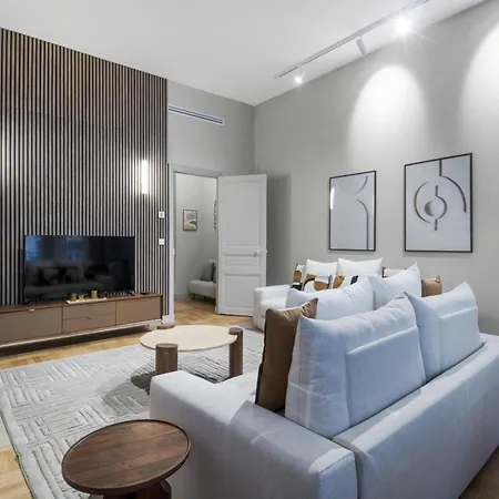 Spacious And Elegant 2br Airconditioned Trocadero Apartment *